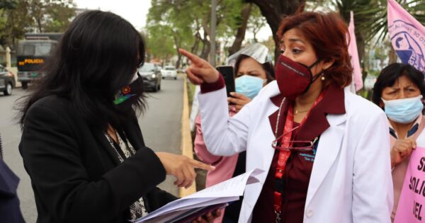 Obstetras del Perú defienden sus derechos frente al Ministerio de Salud