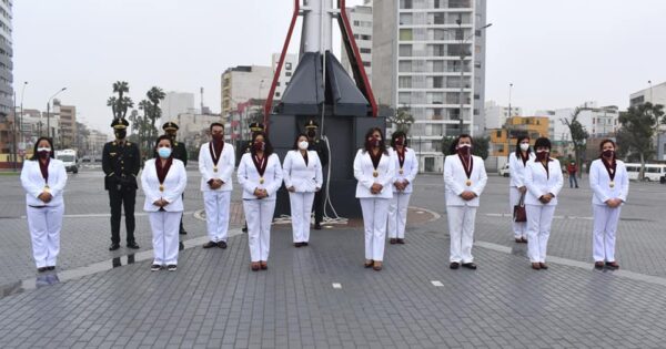 Izamiento de la bandera peruana, en el marco de la celebración del Día Nacional del Obstetra